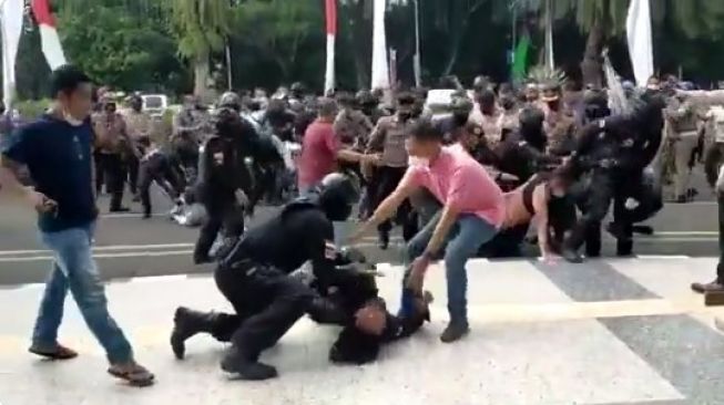Oknum Polisi Banting Demonstran, Bukhori Desak Sanksi Tegas dan Berharap Jadi yang Terakhir